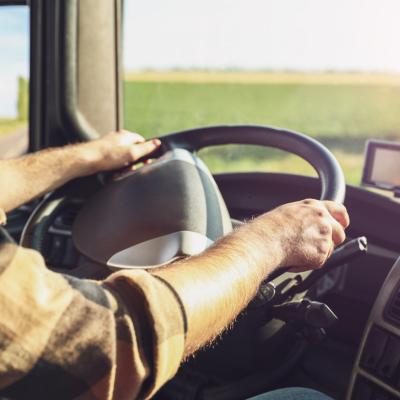Logística contrata motoristas categoria E com ganhos de até R$ 9 mil