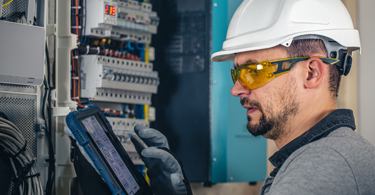 Eletricista Industrial: piso salarial, adicionais de periculosidade e horas extras